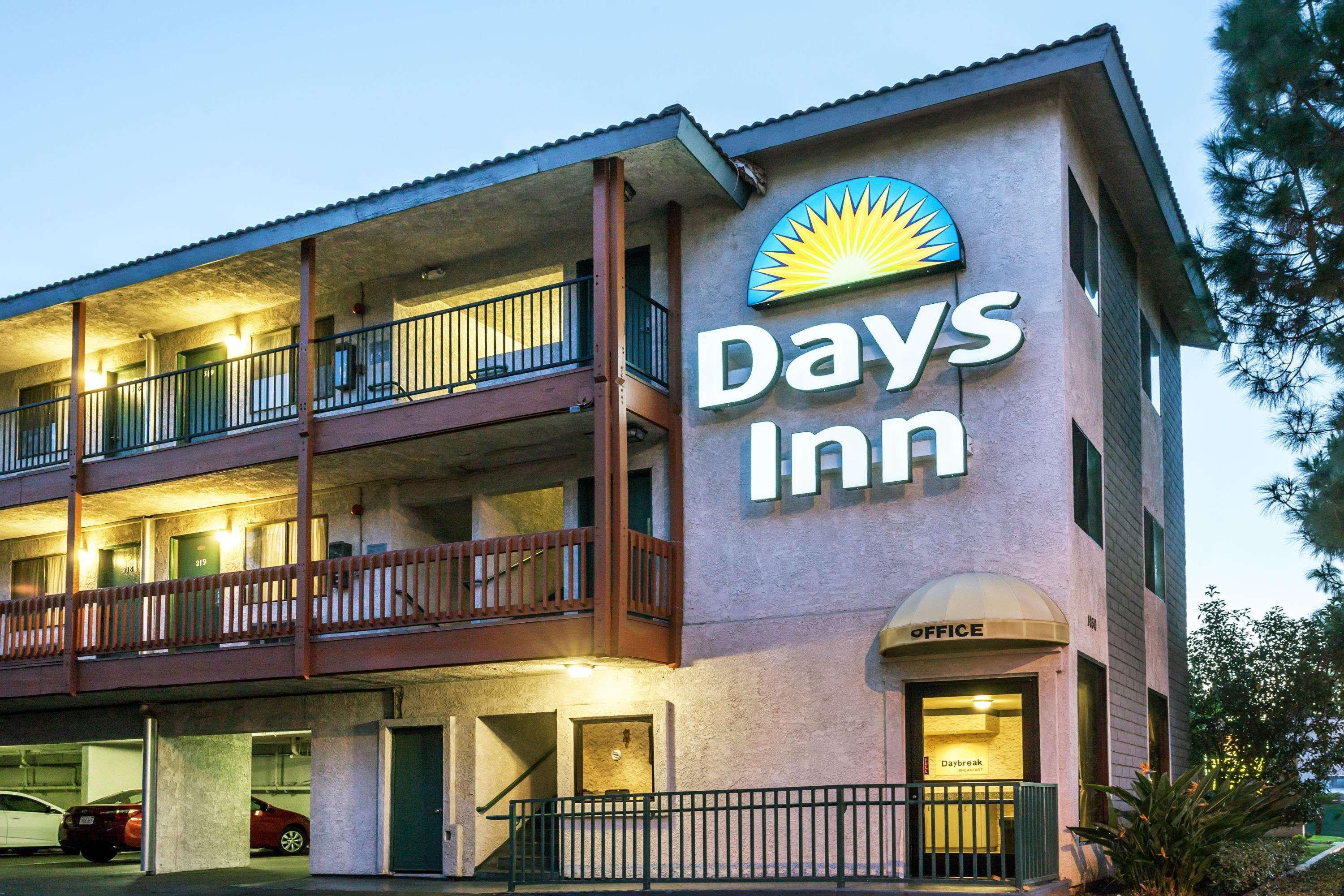 Days Inn By Wyndham Anaheim West Eksteriør billede